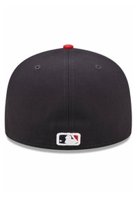 Cappello nero aderente di forma rotonda, con bottone rosso sopra e un patch bianco con il logo MLB sul retro. Finitura in tessuto testurizzato.