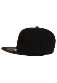 Gorra snapback negra con un logo bordado en la parte frontal, visera plana y tejido texturizado. Acento de logo lateral en negro.