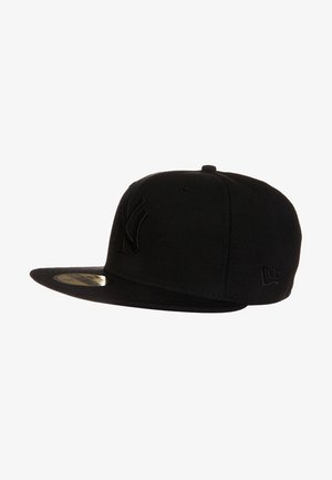 Casquette snapback noire avec un logo brodé sur le devant, visière plate et tissu texturé. Accent logo sur le côté en noir.