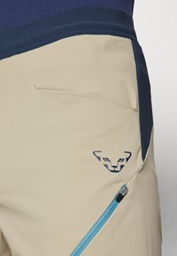 Dynafit TRANSALPER HYBRID - Kratke hlače za nošenje na otvorenom - rock khaki