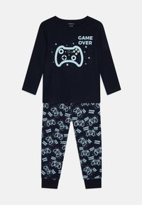 Granatowy komplet piżamowy składający się z longsleeve'u z grafiką kontrolera gry i napisem "GAME OVER", w zestawie z wzorzystymi spodniami z kontrolerami i tekstem.
