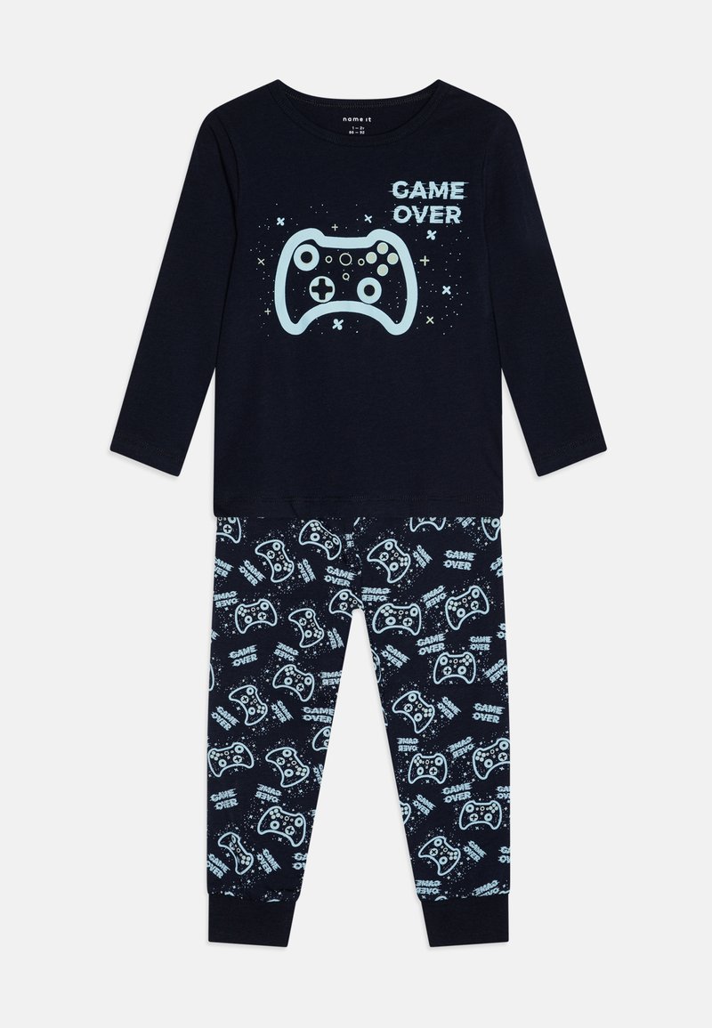 Granatowy komplet piżamowy składający się z longsleeve'u z grafiką kontrolera gry i napisem "GAME OVER", w zestawie z wzorzystymi spodniami z kontrolerami i tekstem.