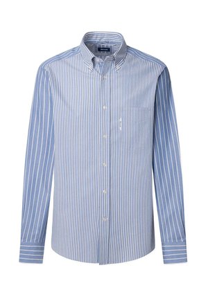 Camisa de botones de manga larga en azul claro con rayas verticales blancas. Cuenta con un bolsillo en el pecho y puños a rayas a contraste.