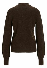 Brauner Strickpullover mit rundem Ausschnitt, langen Ärmeln und lockerem Sitz. Die Textur wirkt weich und leicht flauschig.