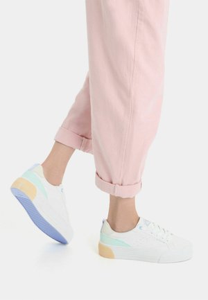 PLATEAU - Trainers - white