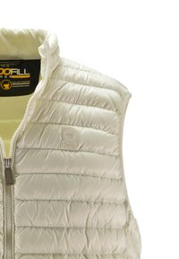 Gilet imbottito leggero senza maniche, colore crema, design trapuntato con pannelli orizzontali, zip full-length e logo del brand sul petto.
