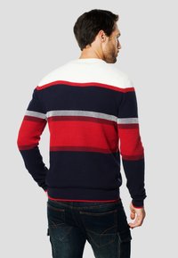 Gebreide trui met horizontale strepen in marineblauw, rood en wit. Voorzien van een gestructureerd patroon, een ronde halslijn en geribbelde manchetten en zoom.