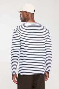 Langärmliges Hemd mit abwechselndem dunkelblauem und weißem Streifenmuster, aus einem weichen Stoff gefertigt. Das Hemd hat einen Rundhalsausschnitt und einen geraden Saum.