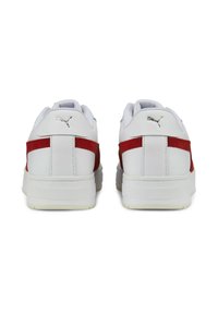 Sneaker bianche con accenti in rete rossi, tomaia in pelle liscia, colletto imbottito e suola in gomma. Presenta un logo argentato sul tallone.