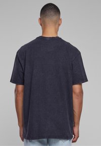 Upscale by Mister Tee GOOD FOR HEALTH OVERSIZE  - T-shirts med print - black acid washed