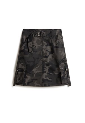 Mini-jupe camouflage noire et grise avec ceinture, poches avant, poches cargo latérales et détails d’anneaux métalliques sur les poches et la ceinture de taille.