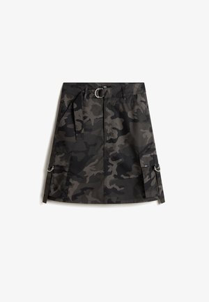 Mini-jupe camouflage noire et grise avec ceinture, poches avant, poches cargo latérales et détails d’anneaux métalliques sur les poches et la ceinture de taille.