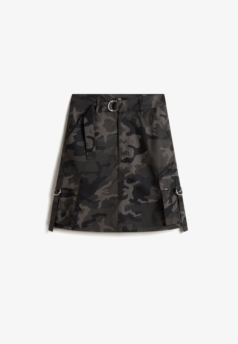 Mini-jupe camouflage noire et grise avec ceinture, poches avant, poches cargo latérales et détails d’anneaux métalliques sur les poches et la ceinture de taille.