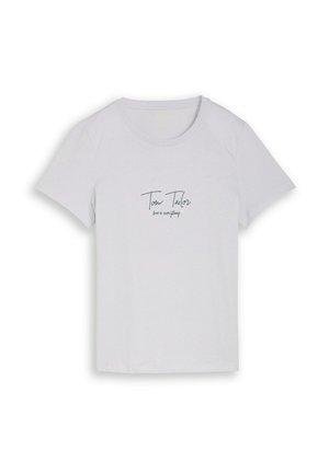 Weißes T-Shirt mit kurzen Ärmeln, auf der Brust mittig der Schriftzug "Tom Tailor love is everything" in schwarzer Schrift.
