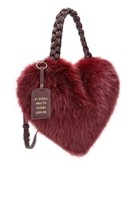 Borsa a forma di cuore in pelliccia sintetica bordeaux con manico intrecciato marrone e un'etichetta in pelle con testo dorato. Inclusa una tracolla regolabile.