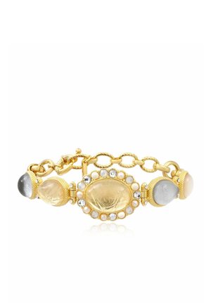 Bracelet en or avec chaîne texturée, avec une pièce centrale ovale en or entourée de perles et de strass, flanquée de pierres grises et beiges en forme de goutte.