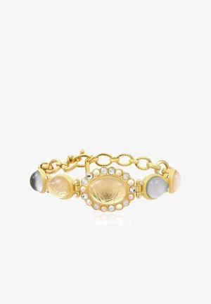 Bracelet en or avec chaîne texturée, avec une pièce centrale ovale en or entourée de perles et de strass, flanquée de pierres grises et beiges en forme de goutte.