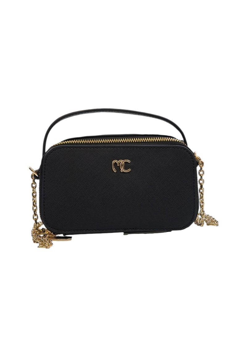 Borsa a mano nera rettangolare realizzata in materiale testurizzato, con zip dorata, logo dorato e tracolla a catena regolabile.
