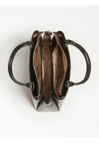 Sac à main noir texturé avec deux poignées, deux compartiments principaux à fermeture éclair, et doublure intérieure beige avec un motif subtil.