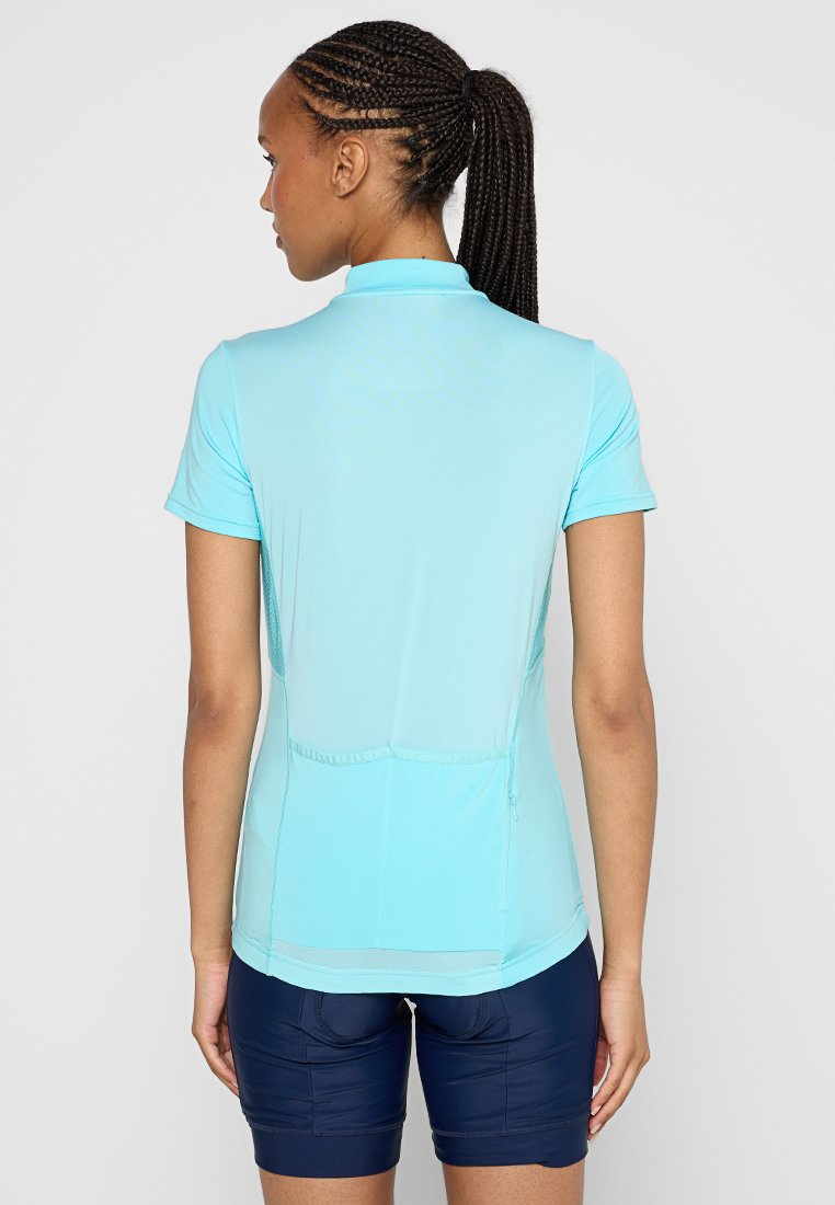 Hellblaues sportliches Polohemd mit kurzen Ärmeln, Kragen und taillierter Passform. Aus atmungsaktivem Material mit einer Rückentasche mit Reißverschluss.