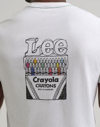 Persona che indossa una maglietta bianca con una grafica di una scatola di pastelli Crayola contornata di nero, riempita di pastelli colorati e con il grande testo "Lee" sopra.