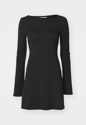Abito nero a maniche lunghe realizzato in morbido tessuto elasticizzato; presenta un colletto rotondo e una silhouette svasata, adatto per un look informale.