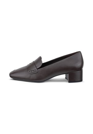 Tamno smeđi kožni mokasin s niskom potpeticom, zaobljenim kvadratnim vrhom i dekorativnim remenčićem preko gornjeg dijela.