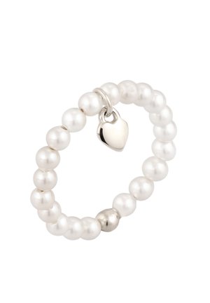 Stretch-Perlenarmband mit einer silbernen Perle und einem kleinen silbernen Herzanhänger auf weißem Hintergrund.