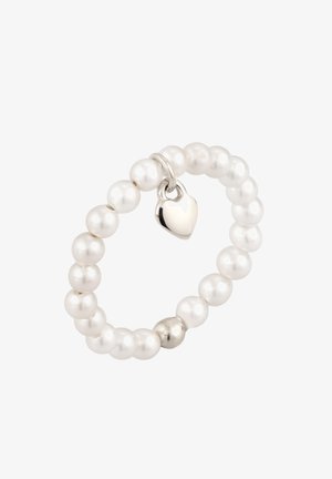 Stretch-Perlenarmband mit einer silbernen Perle und einem kleinen silbernen Herzanhänger auf weißem Hintergrund.