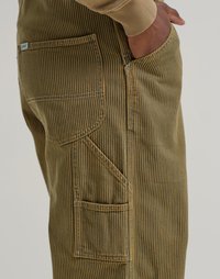 Salopette rayée brune et verte en tissu durable, dotée de plusieurs poches et de surpiqûres renforcées. La vue de côté révèle une finition texturée.