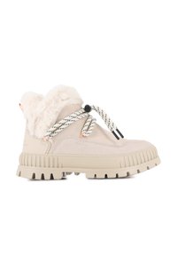Bottines en suédine beige avec col en fausse fourrure, fermeture à lacets noir et blanc, semelle épaisse à traction, et accents orange près du talon.