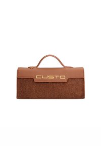 Borsa a tracolla in pelle marrone con superficie texture, hardware dorato e design strutturato. Patta anteriore con logo del marchio e finitura liscia nella parte superiore.