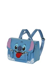 Bolso mensajero de cuero azul con un diseño del personaje Stitch, que cuenta con acentos en rosa, herrajes plateados y patrones florales en la parte inferior.