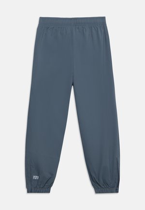 Tmavosivé športové nohavice s elastickým pásom a manžetami, s malým logom "Ultra Dry" blízko ľavého členka.