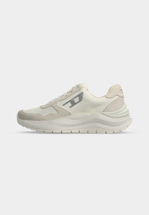 Sneaker bianco e grigio chiaro con suola spessa e design con lacci, con logo argentato glitterato sul lato.