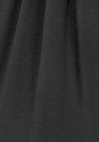 Tessuto nero con una superficie liscia, caratterizzato da una leggera lucentezza. Il materiale sembra elastico e flessibile, con una superficie uniforme.