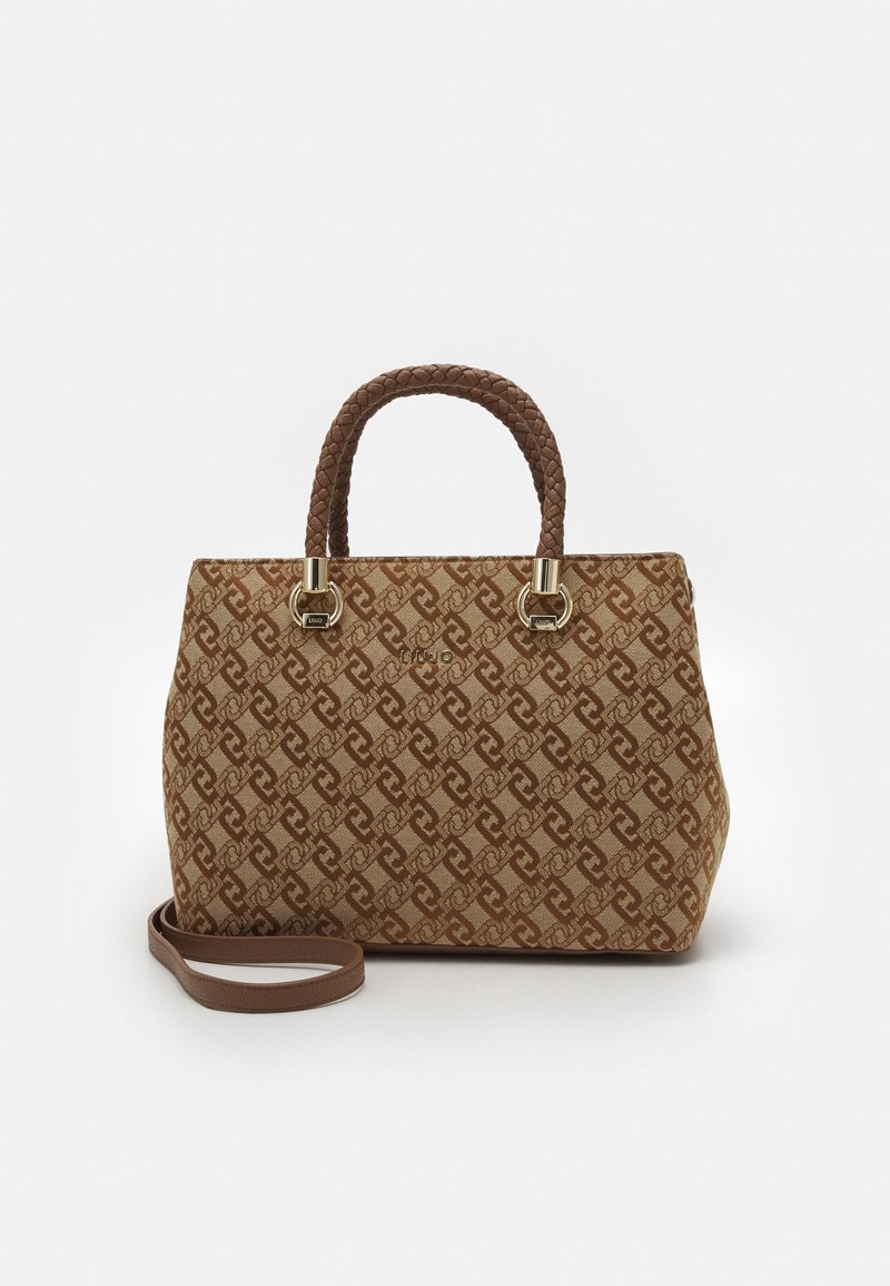 Brązowa torebka w wzory z plecionym uchwytem, złotymi akcentami i regulowanym paskiem na ramię. Charakteryzuje się powtarzającym się wzorem geometrycznym.