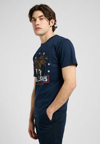 Lee SHORT SLEEVE ESSENTIAL GRAPHIC  - Printtipaita - rivet navy