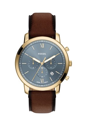 Reloj Fossil con caja de acero inoxidable dorado, esfera azul, tres subesferas y correa de cuero marrón. Incluye números romanos y función de fecha.