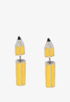 Keltaisia kynän muotoisia korvakorumia, joissa on hopean värinen pohja ja mustat yksityiskohdat kärjessä, ja ne esittelevät kiiltävää emalipintaa.