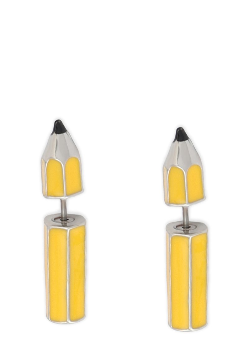 Gula blyertsliknande örhängen med en silverfärgad bas och svarta detaljer på spetsen, som har en glänsande emaljfinish.