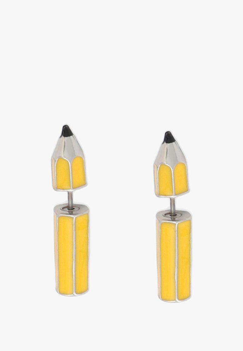 Gula blyertsliknande örhängen med en silverfärgad bas och svarta detaljer på spetsen, som har en glänsande emaljfinish.