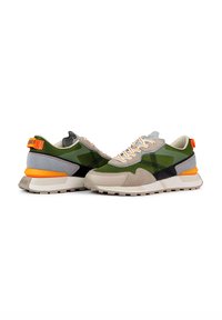 Zapatillas de malla verdes y grises con acentos de ante, detalles en naranja y negro, y suelas texturizadas. Presentan cordones en contraste y branding.