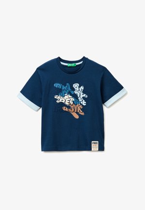 Granatowy t-shirt z krótkim rękawem z jasnoniebieskimi mankietami rękawów, wielokolorowym napisem "DREAM EXPLORE CREATE IMAGINE" oraz naszywką "FREE SPIRIT" w pobliżu dołu.