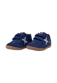 Zapatos infantiles de color azul marino con un acabado suave y texturizado, correas de velcro, costuras en azul contrastante y una suela de goma marrón clara.