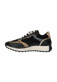 Zwarte en bruine sneaker van suède en leren materialen, met een dikke witte zool en een getextureerde zwarte rubberen loopzool, versierd met zilveren details.