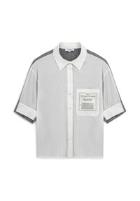 Camisa de manga corta con un cuerpo blanco y tela gris en los hombros, con cierre de botones en la parte delantera y un bolsillo con detalle de texto impreso.