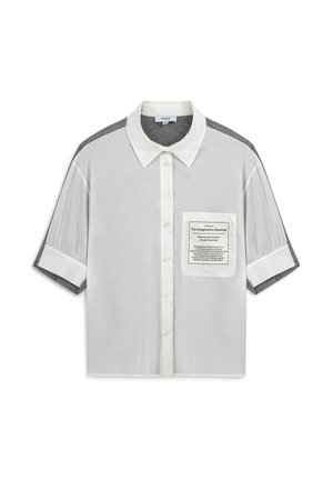 Tričko s krátkým rukávem, které má bílou barvu těla s šedým materiálem na ramenou, zapínání na knoflíky vpředu a kapsu s tištěným textovým detailem.