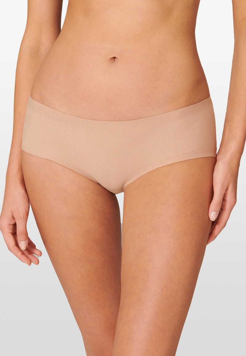 Beige ilman saumoja hipster-alushousut, jotka on valmistettu pehmeästä jersey-materiaalista, ja joissa on matala leikkaus ja sileä rakenne ilman näkyviä saumoja.