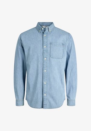 Svetlo modra denim srajca z dolgimi rokavi, ovratnikom, sprednjim žepom in nežno teksturo. Ima bele gumbe vzdolž zapenja.